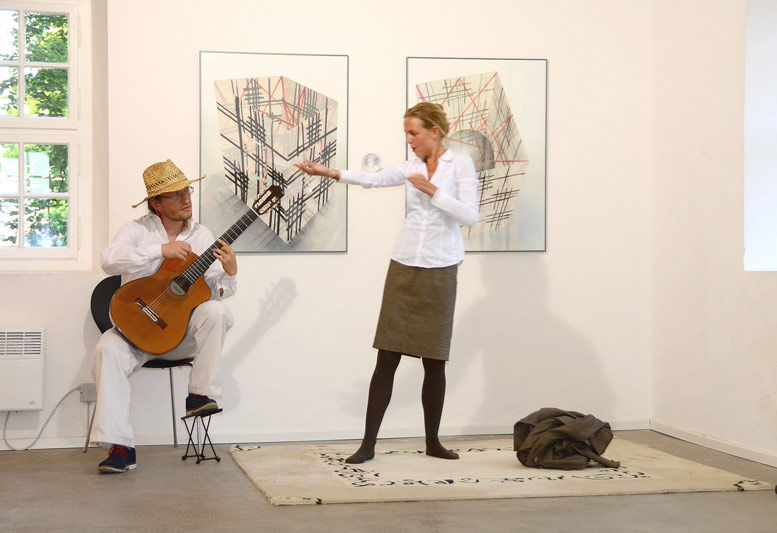 Kontakt-Jonglage-Performance (Foto: Axel Sommer)